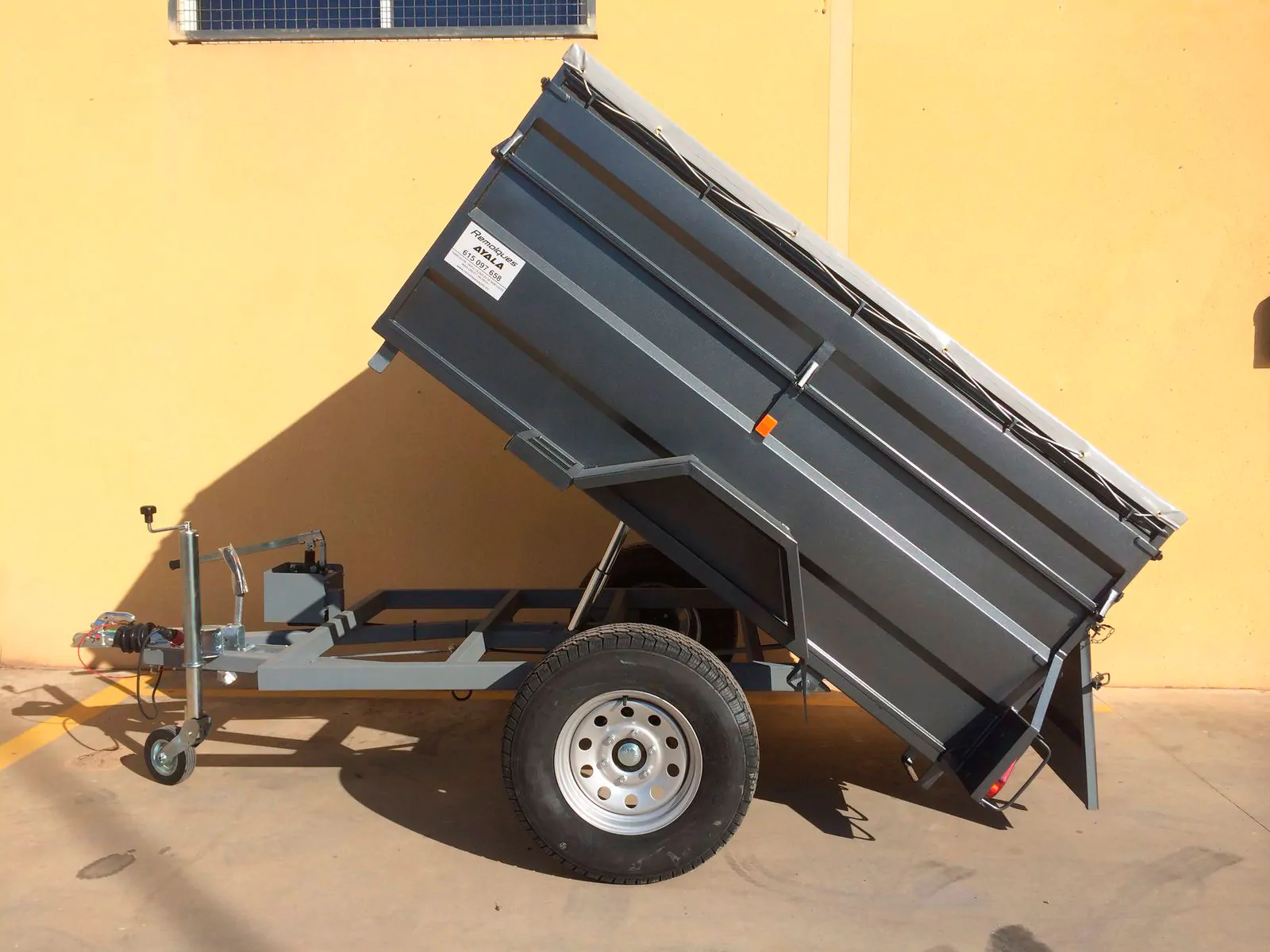 Remolque 4×4 basculante hidráulico + freno de inercia 2.000 x 1.300 x 600 + 350 – Mma 750 kg