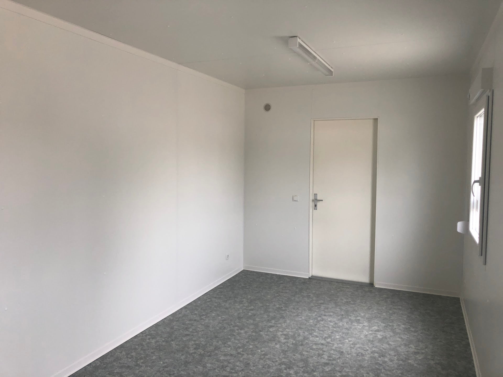 CONTENEDOR DE OFICINA 6 X 3 M CON DOS VENTANAS LATÉRALES – Image 9