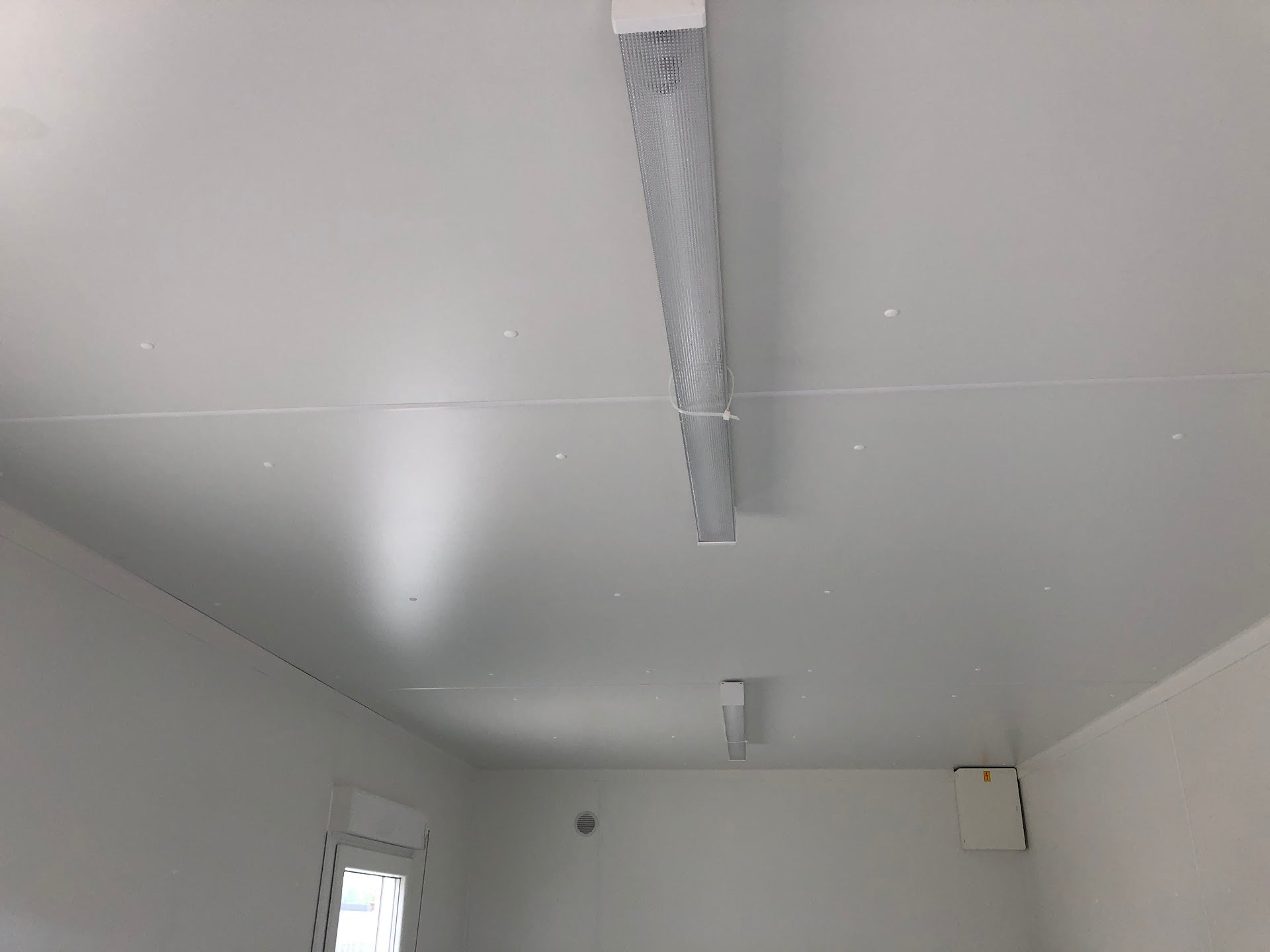 CONTENEDOR DE OFICINA 6 X 3 M CON DOS VENTANAS LATÉRALES – Image 14