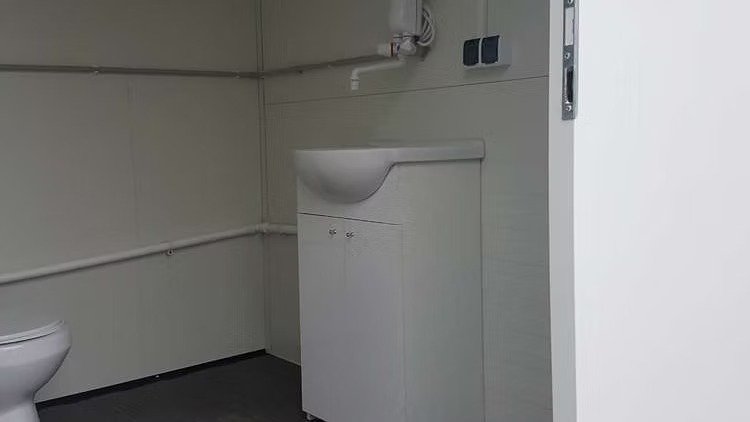 Remolque Sanitario con Doble Aseo – Image 4