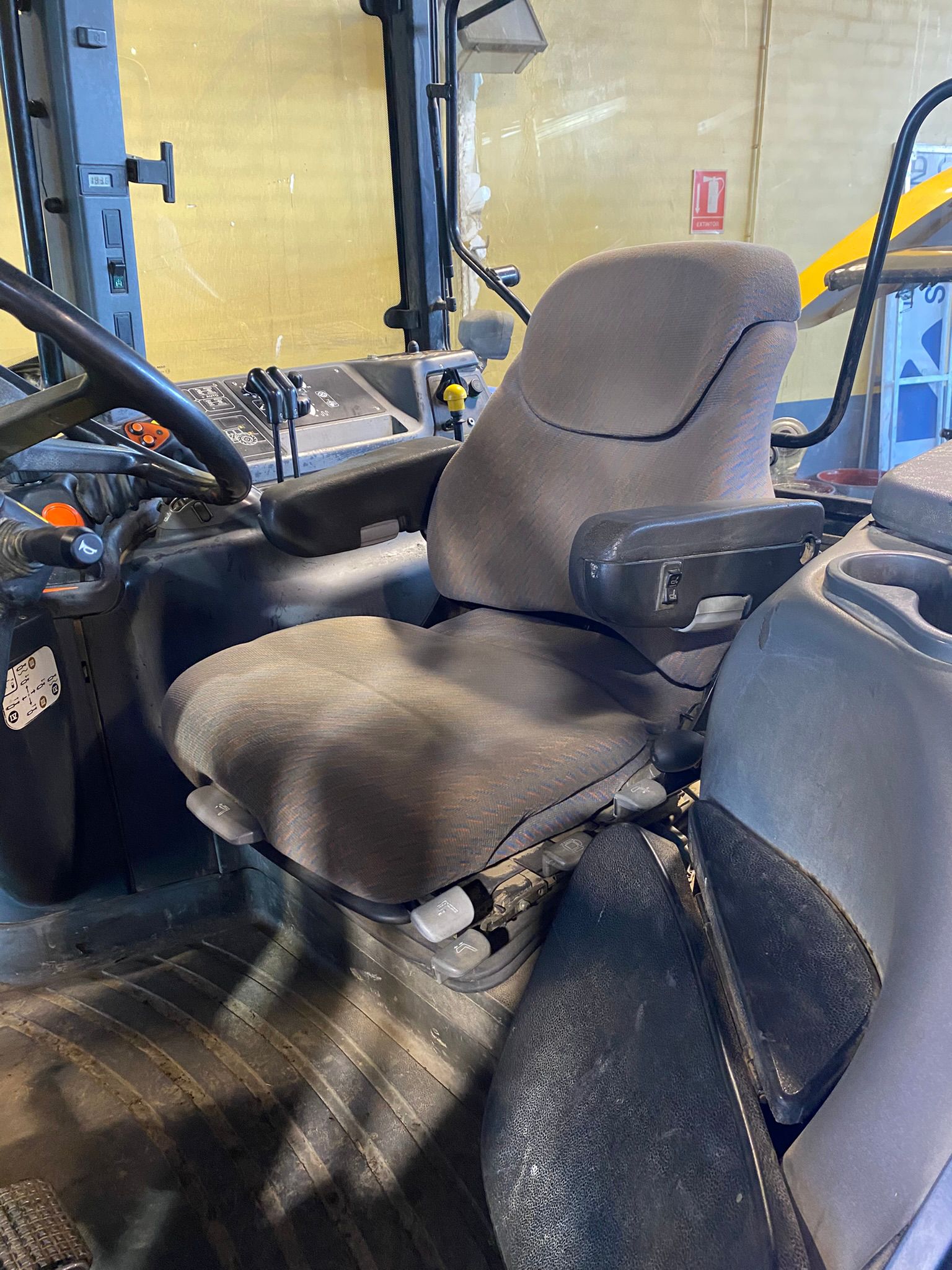 New Holland TM135 – Image 5