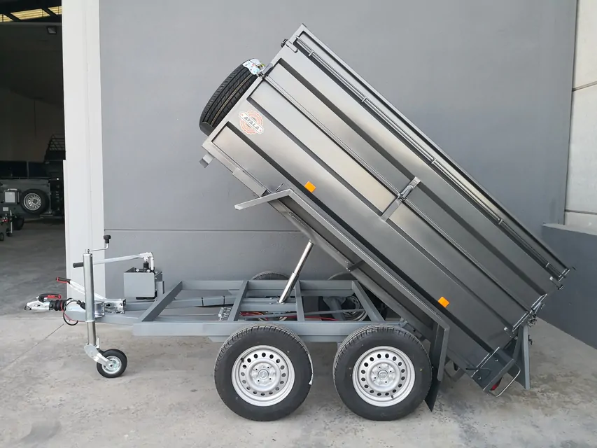 Remolque basculante hidráulico de 2 ejes con soporte lateral – Ruedas en el exterior – Image 3